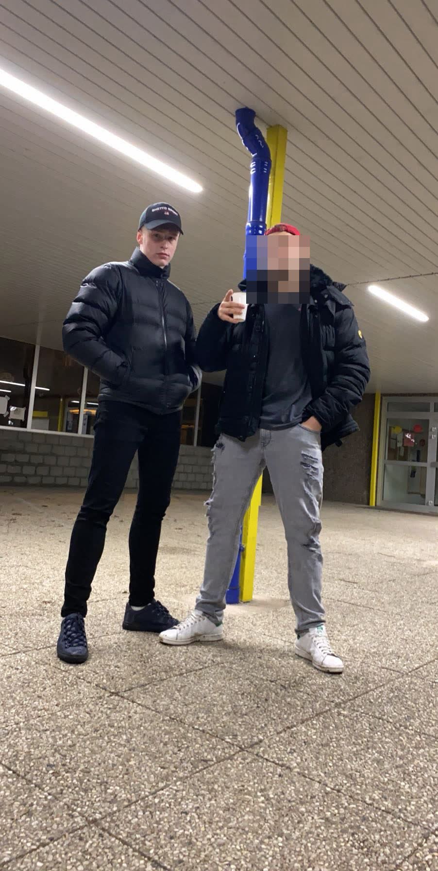 Mit einem Freund abends vor dem Supermarkt
