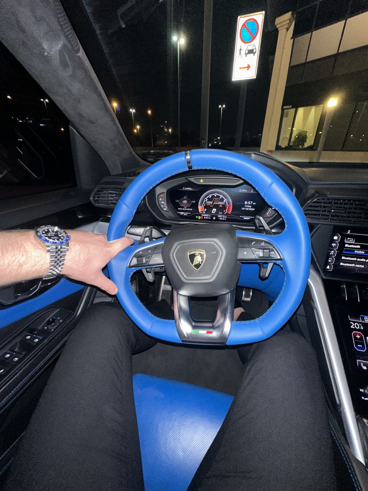 Am Steuer eines Lamborghini Urus in Dubai bei Nacht