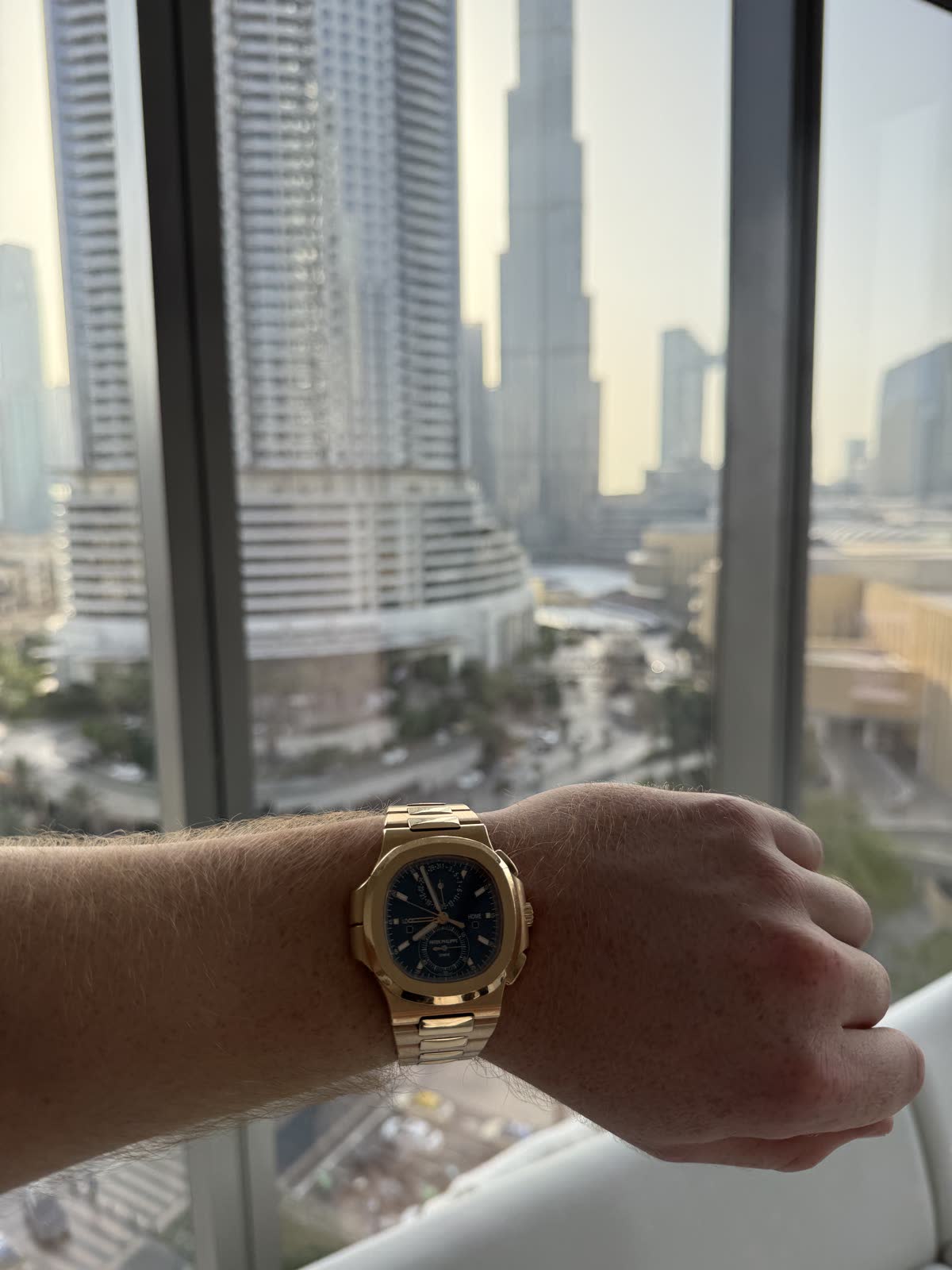 Goldene Patek Philippe vor der Dubai Skyline