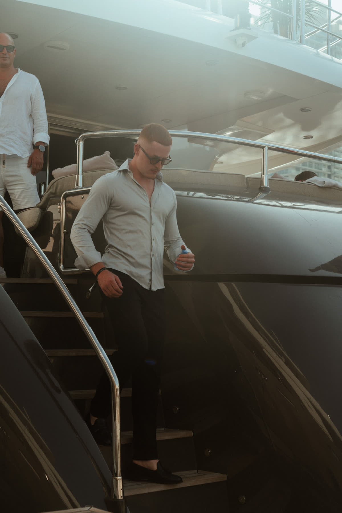 Beim Verlassen einer Yacht in Dubai